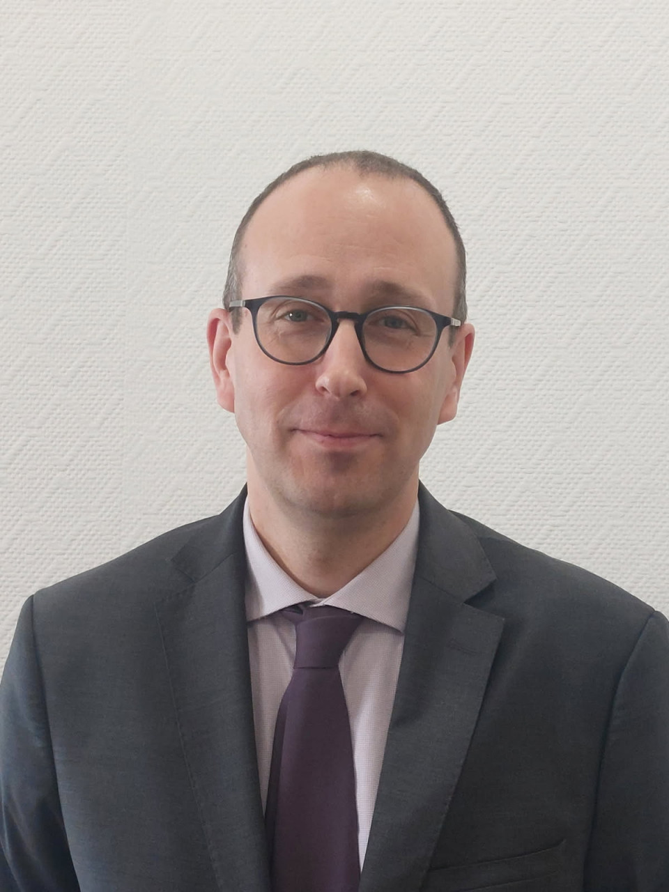 Une image contenant personne, complet, cravate, homme

Description générée automatiquement