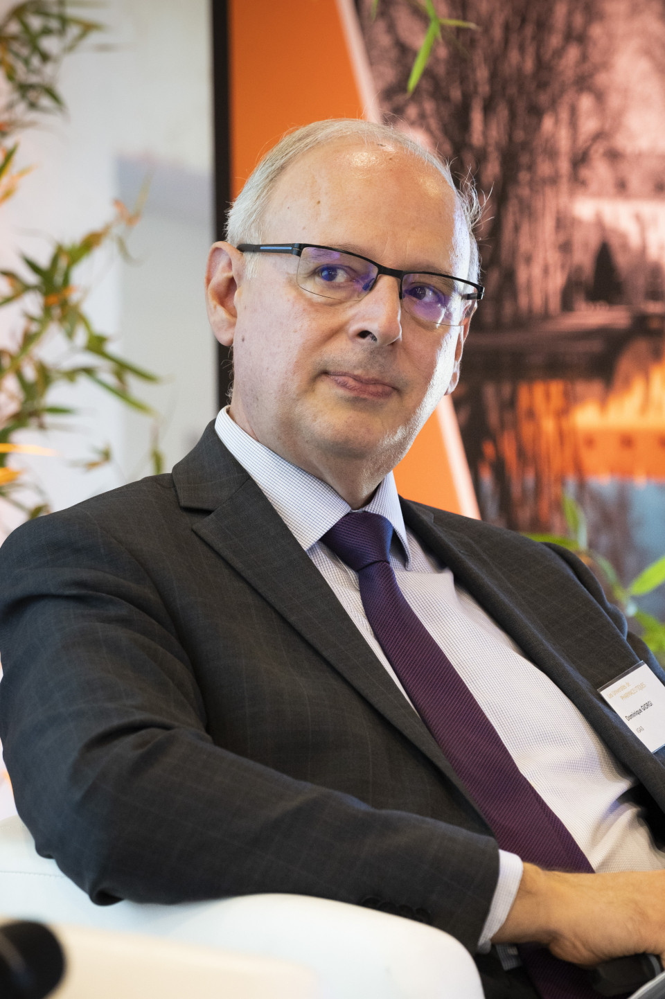 Une image contenant personne, verres, intérieur, homme

Description générée automatiquement