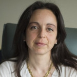 Une image contenant personne, verres, intérieur, homme Description générée automatiquement