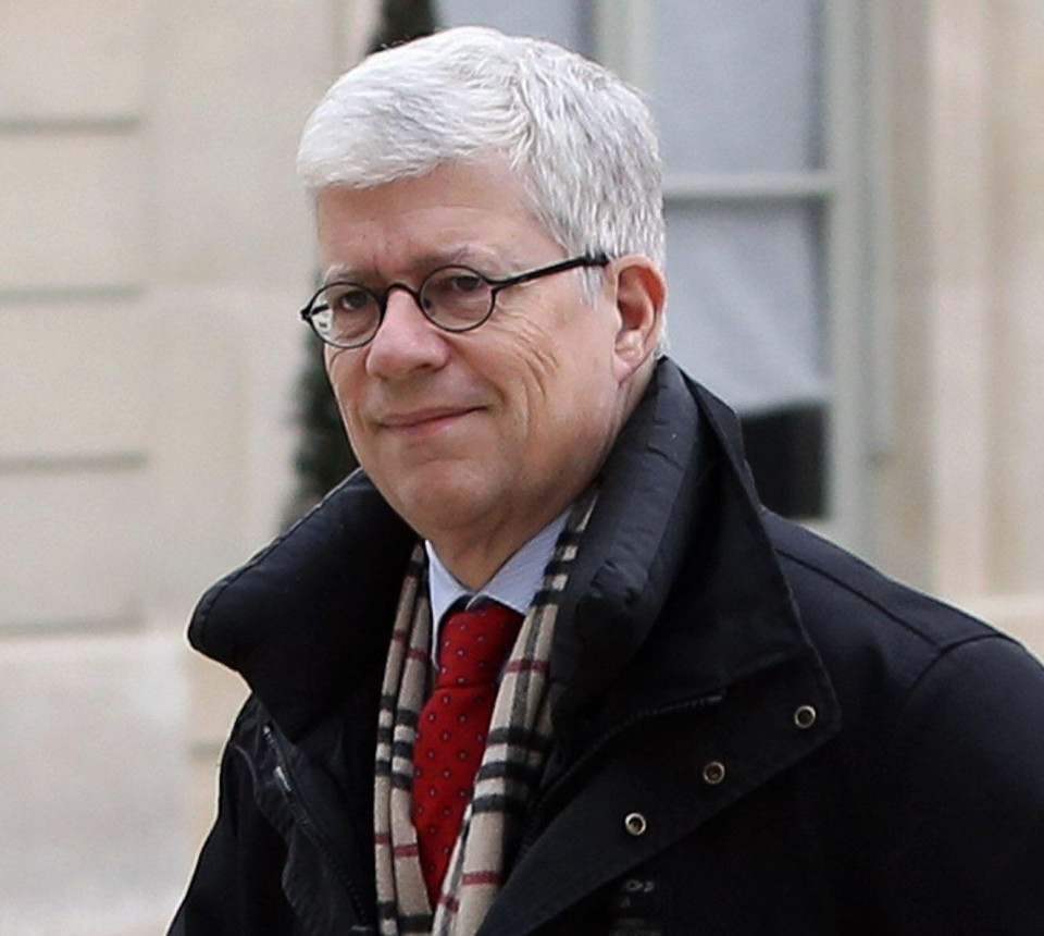 Une image contenant mur, personne, homme, intérieur

Description générée automatiquement