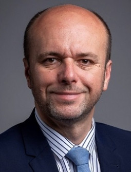 Une image contenant personne, homme, complet, mur

Description générée automatiquement