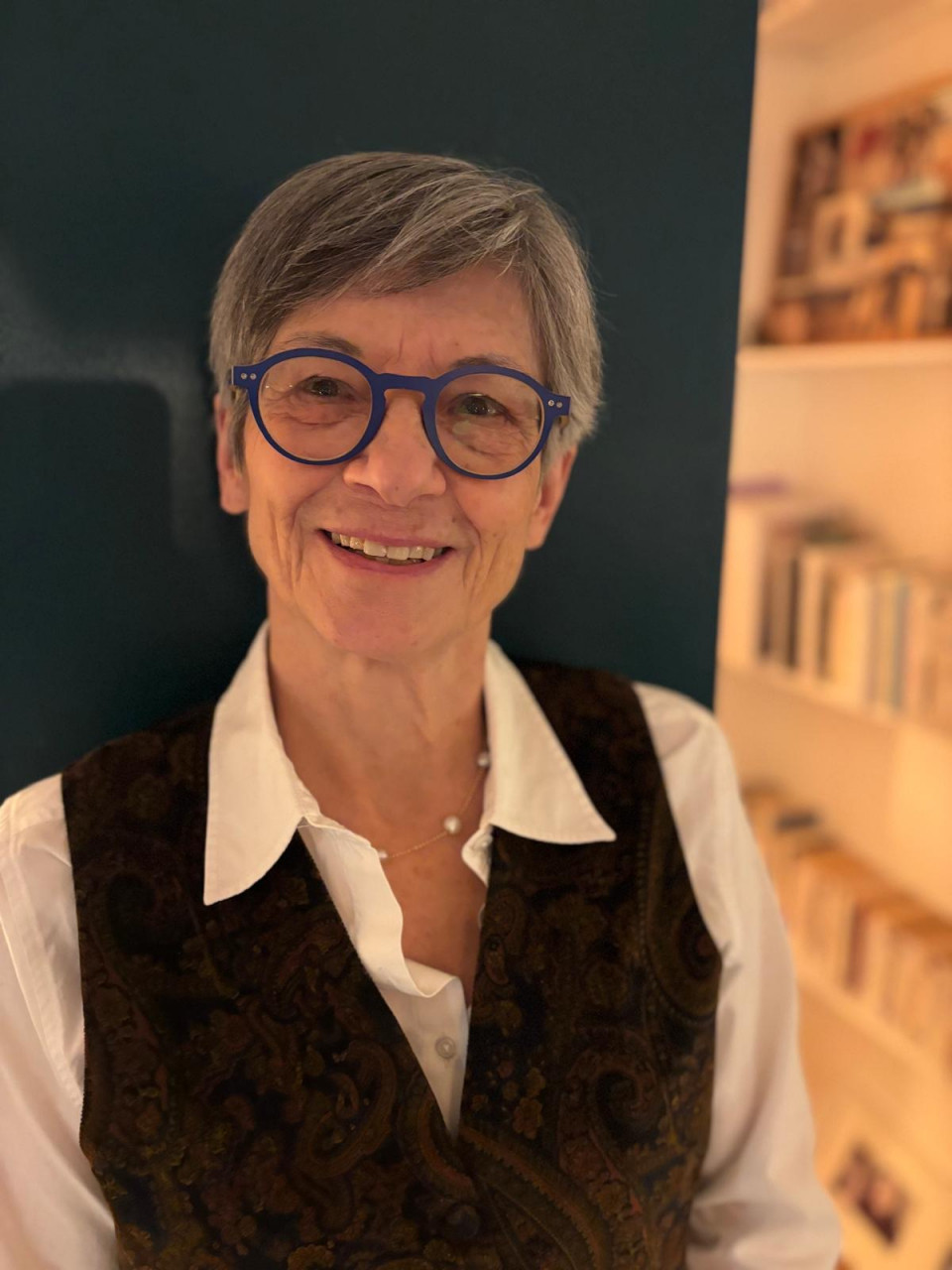 Une image contenant personne, homme, complet, mur 
Description générée automatiquement