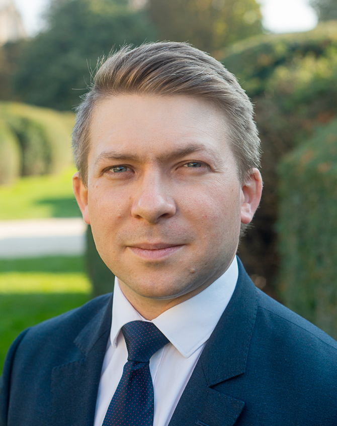 Une image contenant personne, mur, homme, complet

Description générée automatiquement