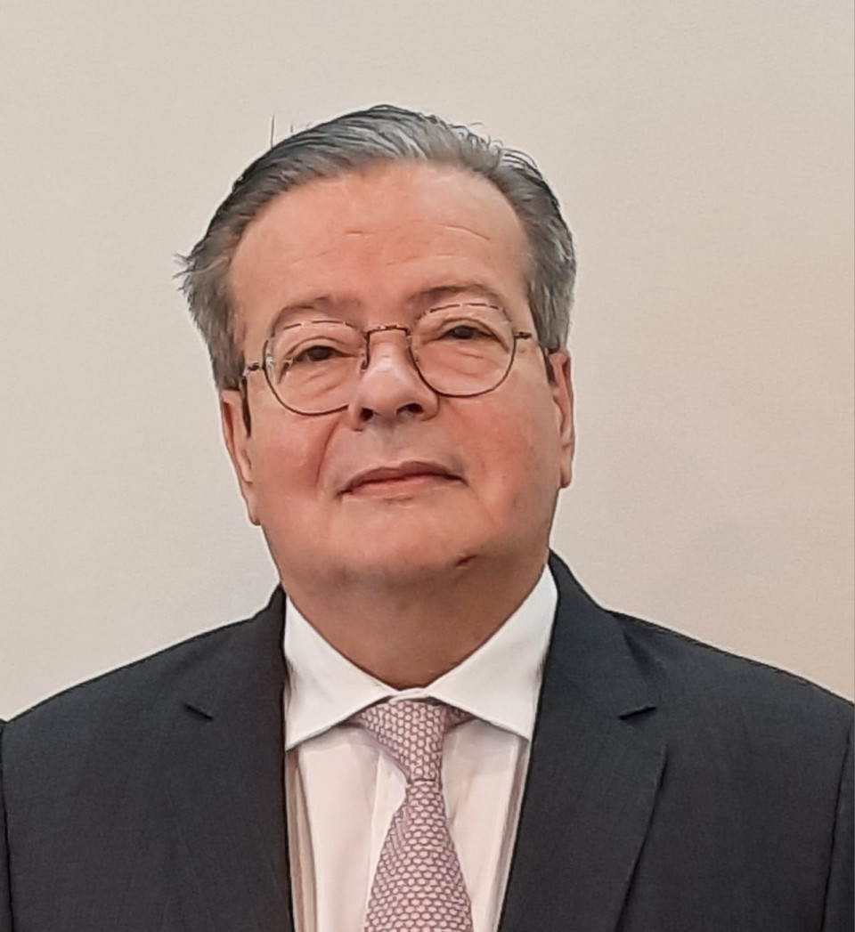 Une image contenant personne, mur, homme, cravate

Description générée automatiquement