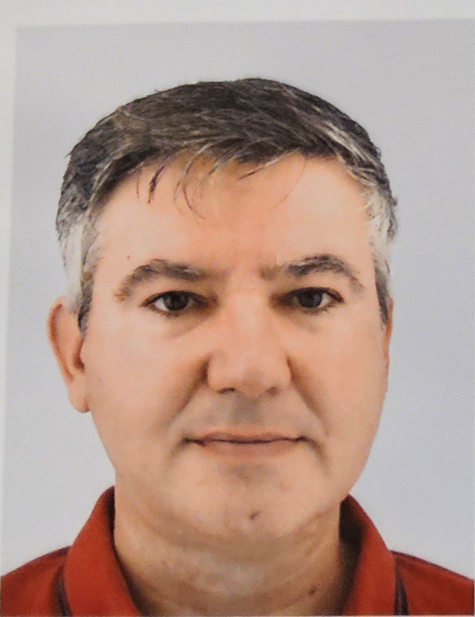 Une image contenant homme, personne, verres, cravate

Description générée automatiquement